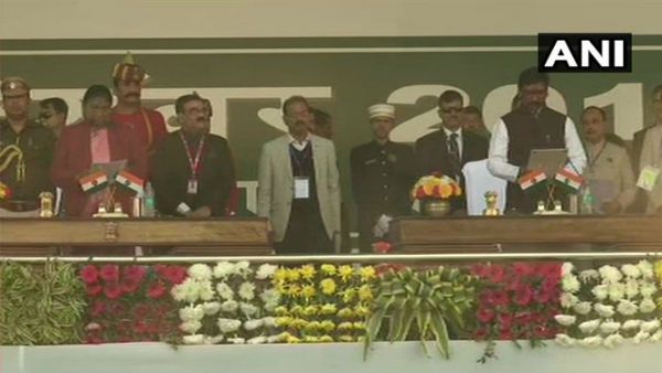 ઝારખંડમાં 11મા સીએમ બન્યા હેમંત સોરેન, 3 મંત્રીઓએ પણ શપથ લીધા