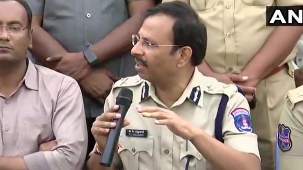 હૈદરાબાદ પોલીસની પ્રેસ કોન્ફ્રેન્સ- આરોપીઓએ ગોળી ચલાવી હતી, જવાબી ફાયરિંગમાં ઠાર મરાયા