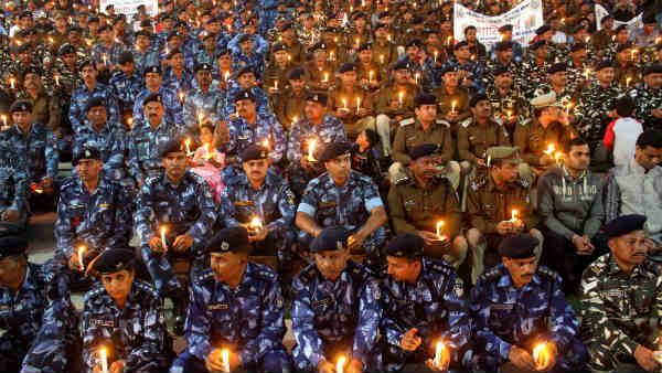 પુલવામામાં CRPFના કાફલા પર આતંકી હુમલો