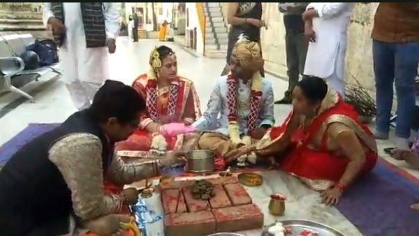 પ્રેમી સાથે લગ્ન કરવા માટે 13 હજાર કિલોમીટર દુરથી આવી પ્રેમીકા, બંન્નેએ કર્યા લગ્ન