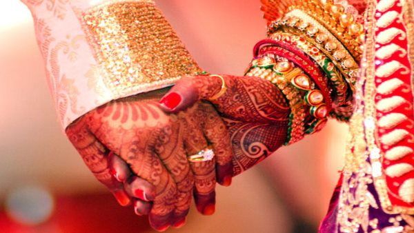 યુવતિ કરી રહી છે ડોક્ટરનો અભ્યાસ