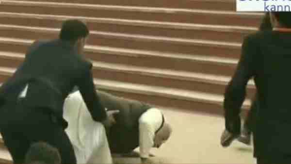 ગંગા બૈરાજની સીડીઓ પર ચડતી વખતે લપસી ગયા પીએમ મોદી, Video