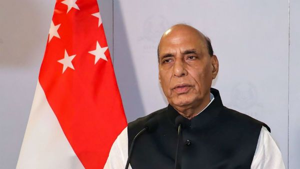 Video: રક્ષામંત્રી રાજનાથ સિંહના કાફલામાં ઘૂસ્યો અજાણ્યો શખ્સ, પીએમ મોદીને મળવાની ઈચ્છા જતાવી