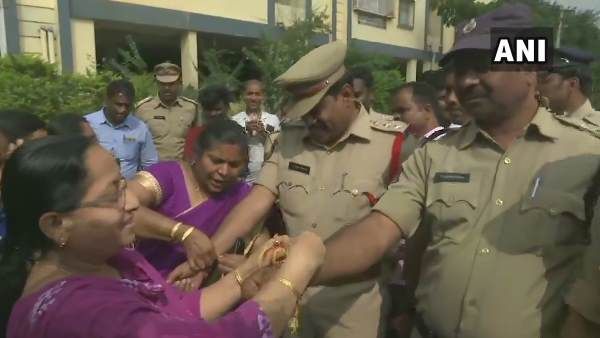 પીડિતાના પડોશીઓએ પોલિસન રાખડી બાંધી