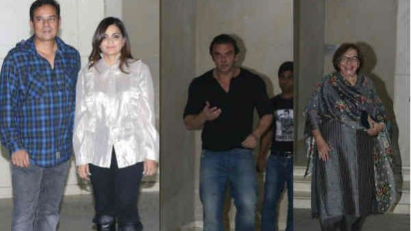 આખો પરિવાર આખો પરિવાર