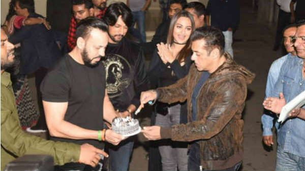 કાપી કેક કાપી કેક