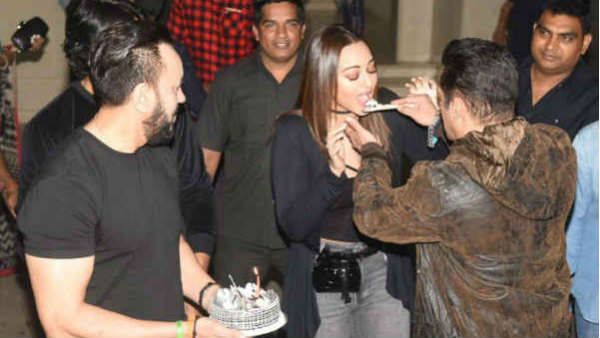 રજ્જોએ કર્યુ મોઢુ મીઠુ રજ્જોએ કર્યુ મોઢુ મીઠુ