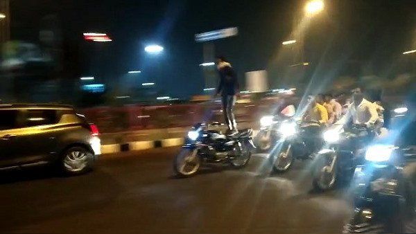 સુરતઃ જાહેર રસ્તા પર સ્ટંટ કરતા બાઈક રાઈડર સામે કાર્યવાહી થશે