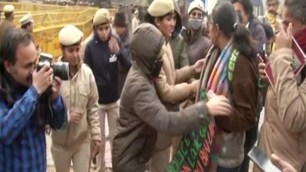 નાગરિકત્વ કાયદાના વિરોધમાં યુપી ભવન સામે પ્રદર્શન, 50 થી વધુની અટકાયત