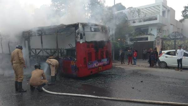 જામિયા વિવાદઃ વાહનોમાંથી પેટ્રોલ કાઢી મુસાફરોથી ભરેલી બસોમાં આગ લગાવાઈ