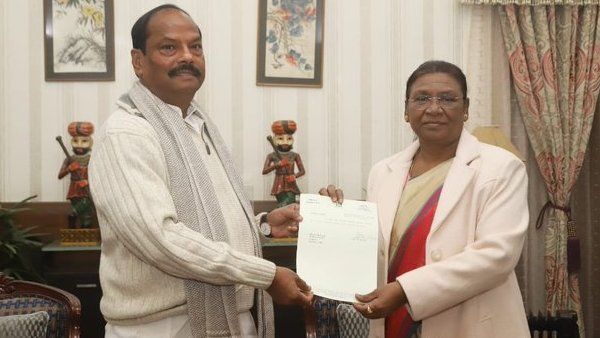 રાજ્યપાલને સોંપ્યુ પોતાનુ રાજીનામુ