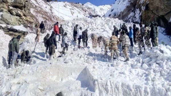 જમ્મુ કાશ્મીરઃ એલઓસી પાસેના વિસ્તારોમાં ભીષણ હિમસ્ખલન, 4 જવાન ગાયબ