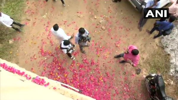 હૈદરાબાદમાં પોલિસ પર ફૂલોનો વરસાદ