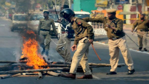 પોલિસ પર પત્થરબાજી