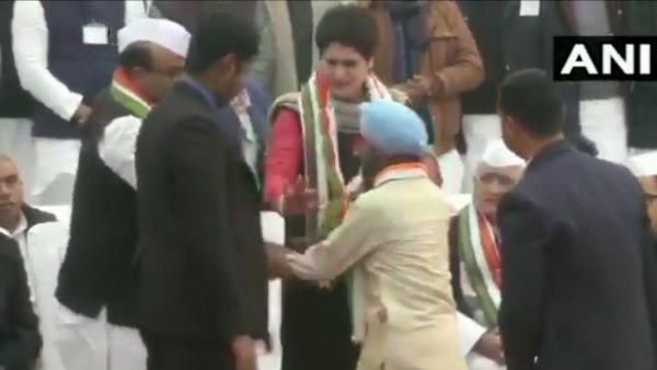 Video: જ્યારે સિક્યોરિટી તોડીને દોડતો પ્રિયંકા ગાંધીના મંચ પર પહોંચ્યો આ વ્યક્તિ...