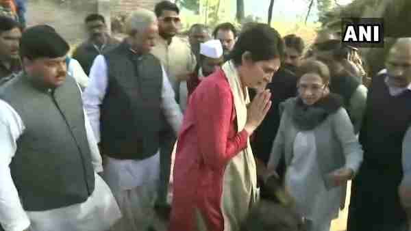 ઉન્નાવ પહોંચ્યા પ્રિયંકા ગાંધી, રેપ પીડિતાના પરિવાર સાથે કરી મુલાકાત