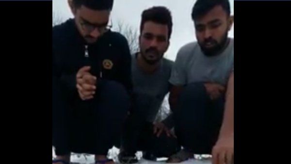 ચારેય બાજુ બરફ જ બરફ