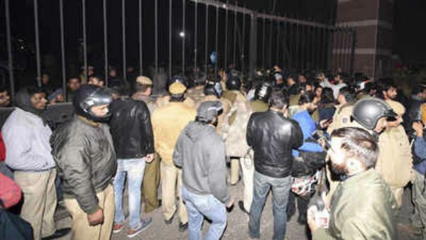 વીસીની ભુમિકા પર ઉઠ્યા સવાલ વીસીની ભુમિકા પર ઉઠ્યા સવાલ