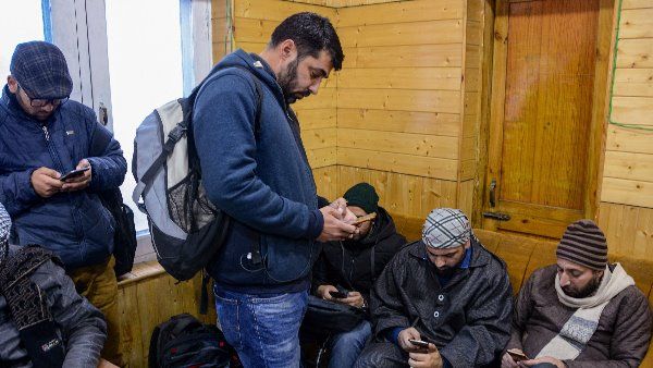 જમ્મુ-કાશ્મીરમાં શરૂ થઈ પ્રીપેડ-પોસ્ટપેઈડ 2જી મોબાઈલ ઈન્ટરનેટ સેવા