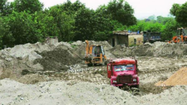 ભુ માફિયા પતિને મોકલી નોટીસ