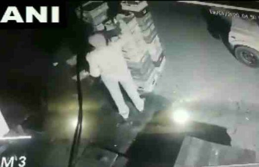 પોલીસકર્મી બન્યો ચોર, દૂધનું પેકેટ ચોરતા રંગે હાથે ઝડપાયો