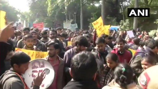 જેએનયુ પ્રદર્શનમાં સામેલ થયા ડીયુ-જામિયાના વિદ્યાર્થીઓ, સંઘ વિરોધી લગાવ્યા નારા