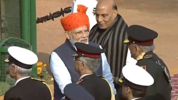 પીએમ મોદીએ શહિદોને શ્રદ્ધાંજલિ આપી