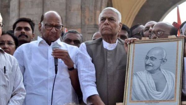 ગાંધી શાંતિ યાત્રાને વિદાય આપવા આવ્યા હતા