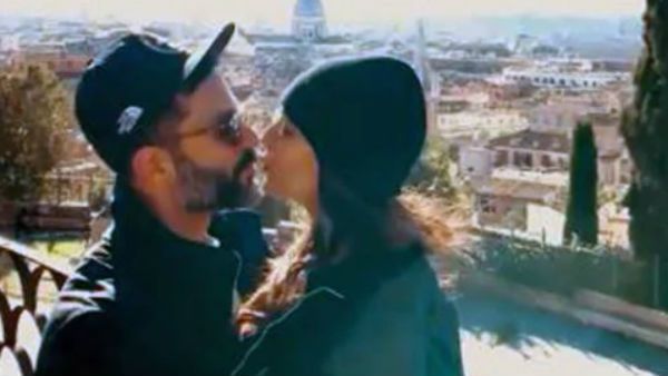 રોમેન્ટીક અંદાજમાં પતિ સાથે સોનમ કપૂરે મનાવ્યુ ન્યૂ યર, લિપલૉક Video Viral