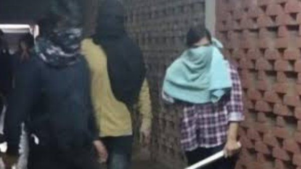 હુમલાખોરોમાં પુરુષો અને મહિલાઓ શામેલ