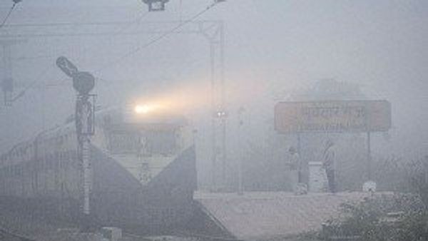 ધૂમ્મસનો પ્રકોપ યથાવત, વિઝિબિલીટી 50 મીટરથી ઓછી, 22 ટ્રેનો લેટ, પારો 8 ડિગ્રી