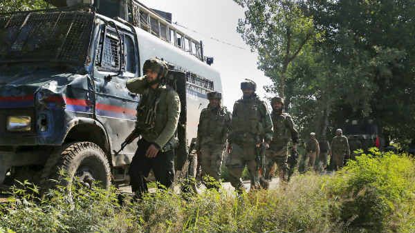 માતાપિતા દીકરાની રાહ જોઈ રહ્યા