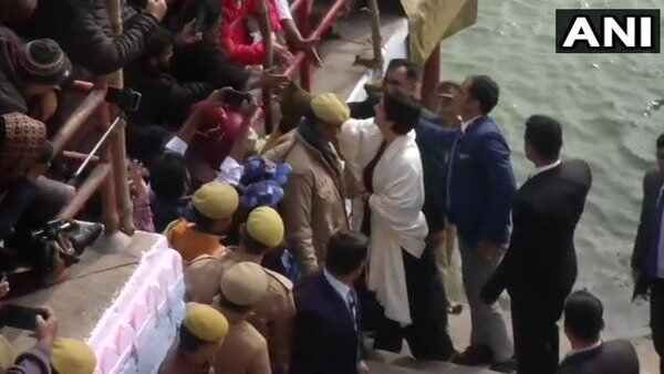 CAA: વારાણસી પહોંચ્યા પ્રિયંકા ગાંધી, BHU છાત્રો-સિવિલ સોસાયટીના સભ્યોને મળ્યા