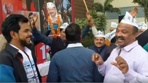 Video: દિલ્લીમાં જીત બાદ મનોજ તિવારીના ગીત ‘રિંકીયા કે પાપા' પર આપનો ડાંસ