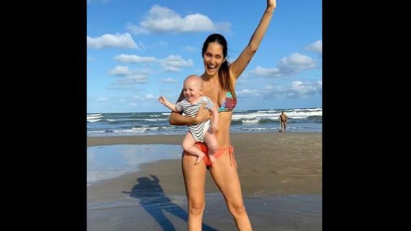 બ્રુના અબ્દુલ્લા છે હોટ મમ્મી, જુઓ બેબી સાથે બીચ પર સેક્સી અવતાર