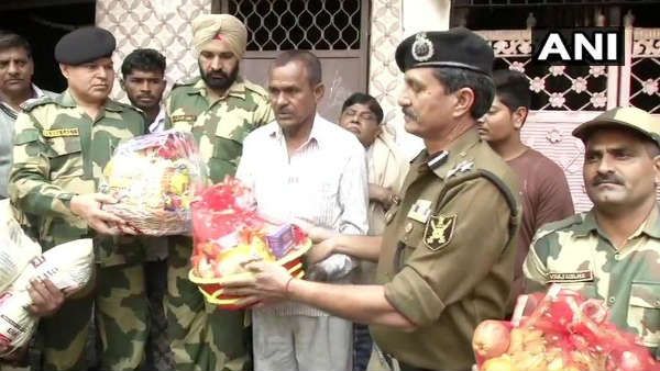 દિલ્હી હિંસામાં સળગ્યું જવાનનું ઘર, એન્જીનિયરની ટીમ સાથે પહોચી BSF, કરી 10 લાખની મદદ