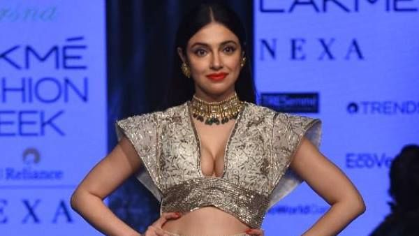 દિવ્યાએ ડ્રેસને સંભાળ્યો