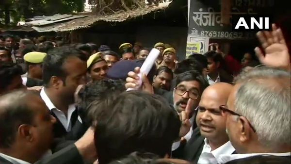 લખનઉની કોર્ટમાં બોમ્બ બ્લાસ્ટ, કેટલાય વકીલો ઘાયલ થયા