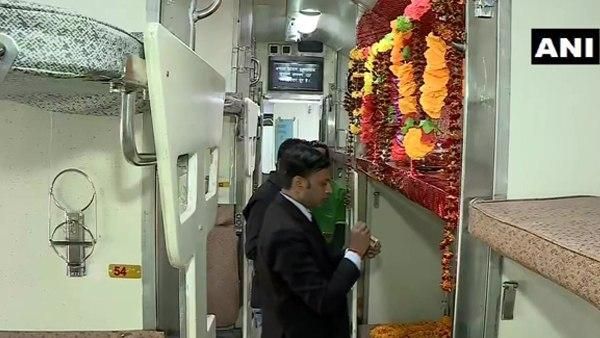 થર્ડ એસી કોચ નંબર બી -5 સીટ નંબર 64 ભોલે બાબાના નામે થર્ડ એસી કોચ નંબર બી -5 સીટ નંબર 64 ભોલે બાબાના નામે