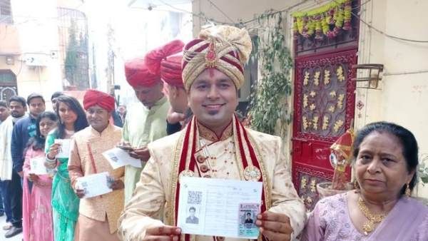 Delhi Assembly Election: દિલ્હીમાં મતદાન શરૂ, જાન સાથે મતદાન કરવા પહોંચ્યો વરરાજા