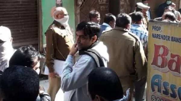 ઘરમાંથી દુર્ગંધ આવતા પોલીસને કરાઇ જાણ