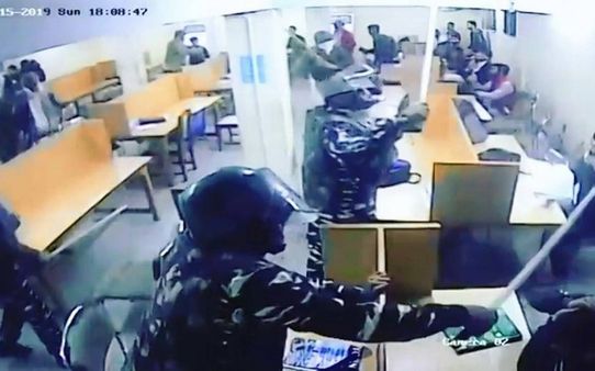 પોલીસ કરી રહી છે ડંડા વાળી