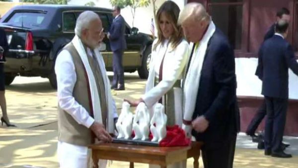 મોદીએ ટ્રમ્પને મહાત્મા ગાંધીના 3 વાંદરાની કહાની જણાવી