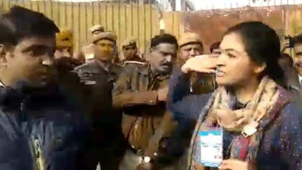 VIDEO: AAP કાર્યકર્તાએ અલકા લાંબાને એવુ શું કહ્યુ, જેનાથી થપ્પડ સુધી વાત પહોંચી