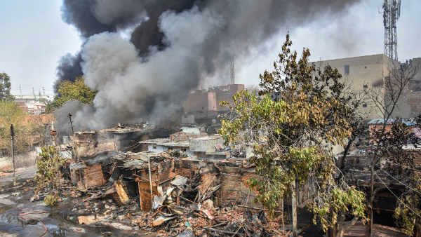 હાથમાં લાઠી-દંડા હાથમાં લાઠી-દંડા