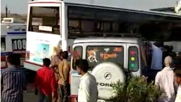 સોનગઢમાં બસ, ટેન્કર અને ક્રૂઝર વચ્ચે ટ્રિપલ અકસ્માત, 8ના મોત, 22 ઘાયલ