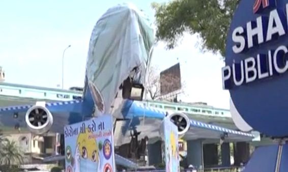 કોરોના વાયરસ: સુરતમાં વિમાનને માસ્ક પહેરાવી લોકોમાં જાગૃતિ માટેનો પ્રયાસ