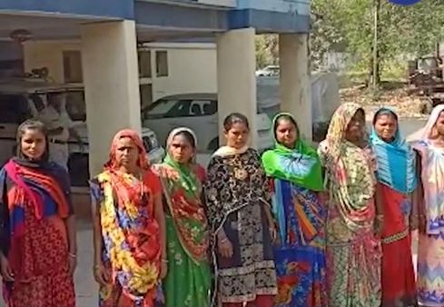 દારૂના વિરોધમાં આવી રસ્તા પર આવી ભરૂચની મહિલાઓ, દારૂ બંધ કરવા પીઆઇને કરી રજુઆત