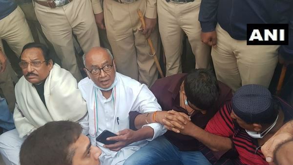 દિગ્વિજય સિંહ પણ બેંગ્લોર પહોંચ્યા દિગ્વિજય સિંહ પણ બેંગ્લોર પહોંચ્યા