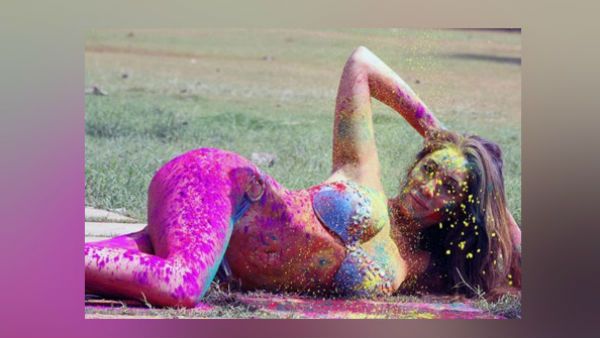 હોળી પર બિકિની પોઝ આપતી સોફી હયાત